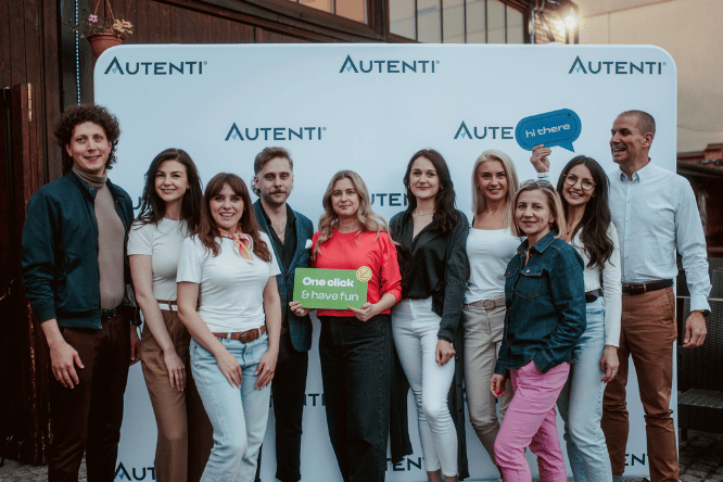 Group Picture with Photowall in the Background